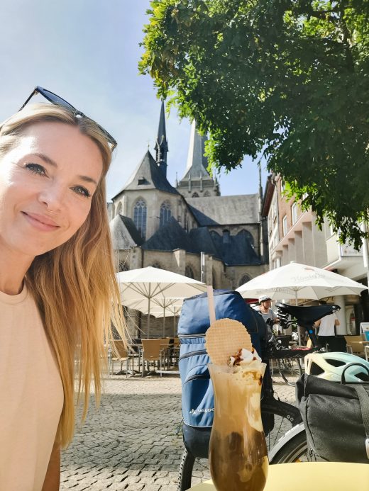Das Foto zeigt Sandra am Willbrordie Dom in Wesel an der Römer-Lippe-Route
