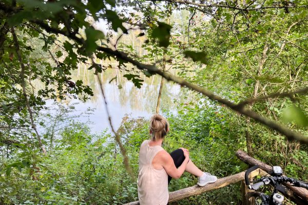 Das Foto zeigt Sandra auf der Bislicher Insel in Xanten an der Römer-Lippe-Route