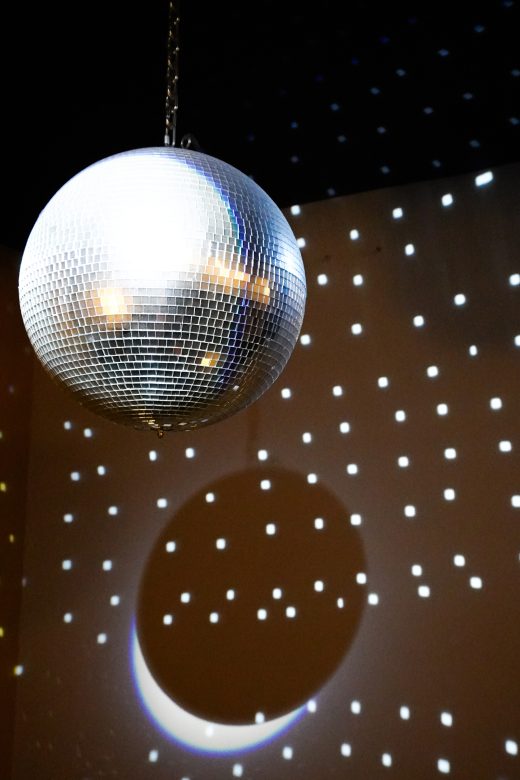 Das Foto zeigt eine Discokugel