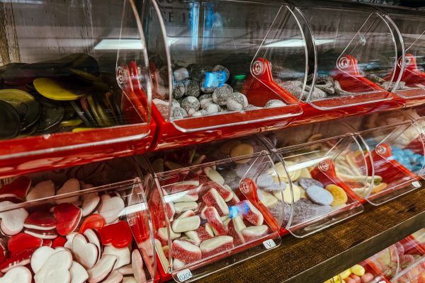 Das Foto zeigt Weingummischütten im Kult Kiosk in Bochum bei einer Tag der Trinkhallen Radtour