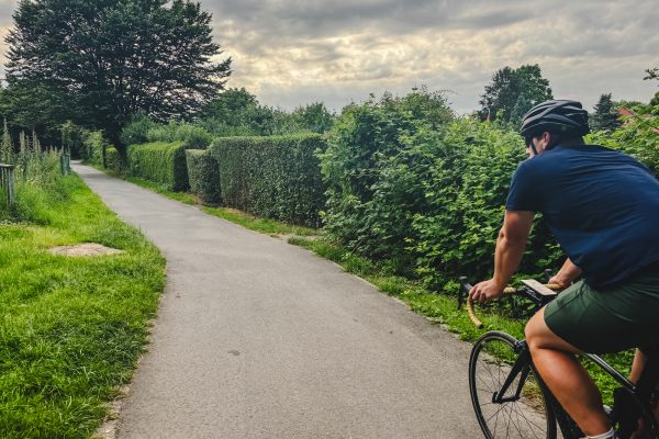 Das Foto zeigt Lukas beim Radfahren auf einer Tag der Trinkhallen Radtour