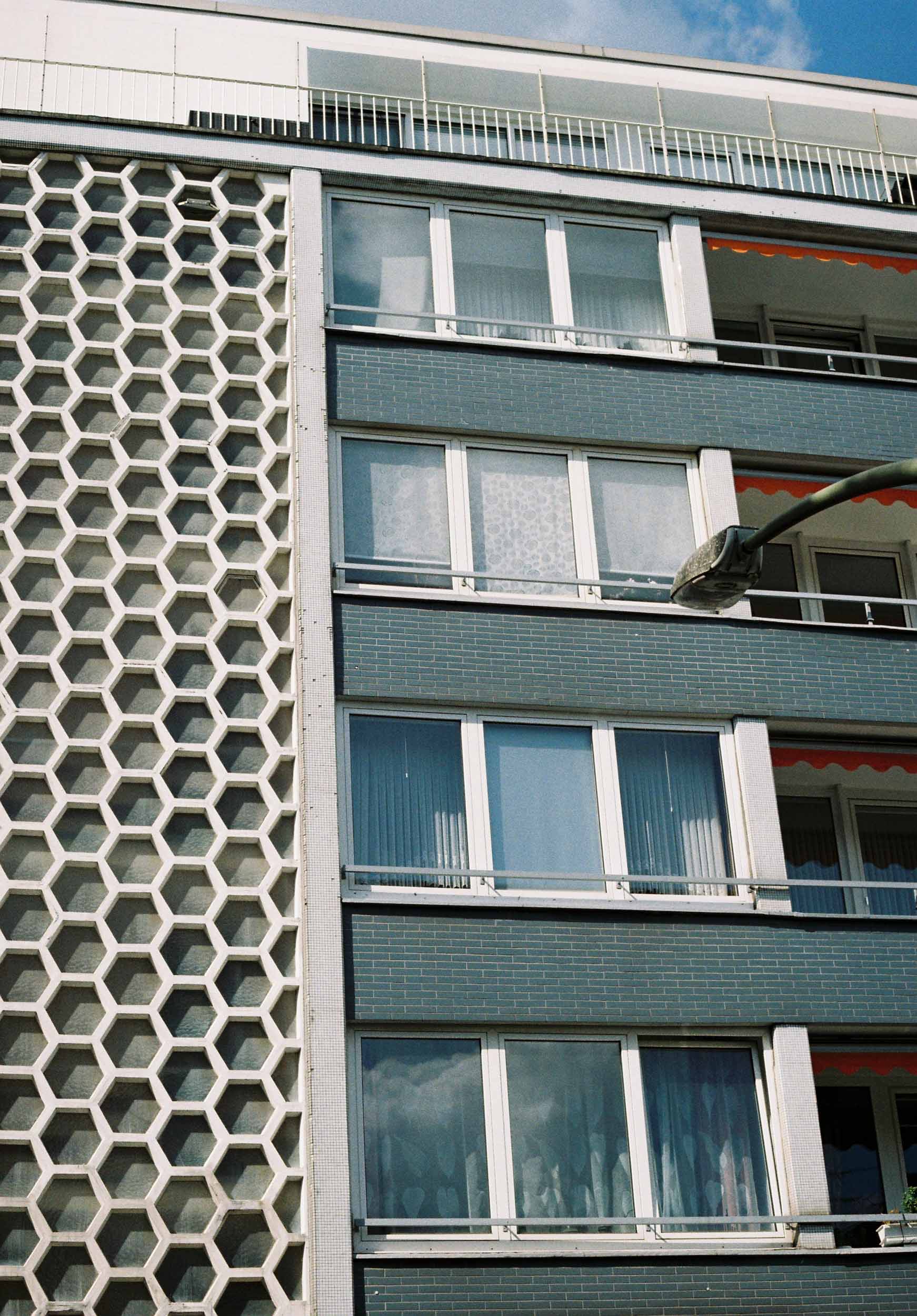 Das Foto zeigt ein Gebäude im Duisburger Dellviertel.