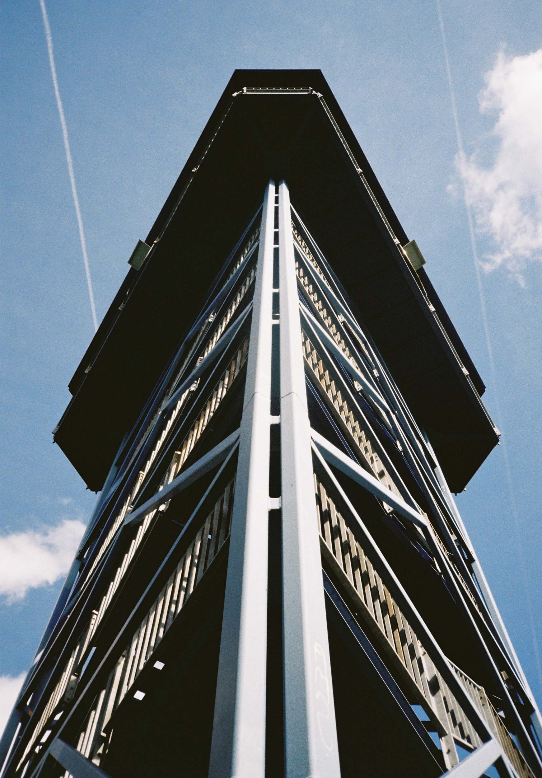 Das Foto zeigt den Aussichtsturm an der Sechs Seen Platte in Duisburg.