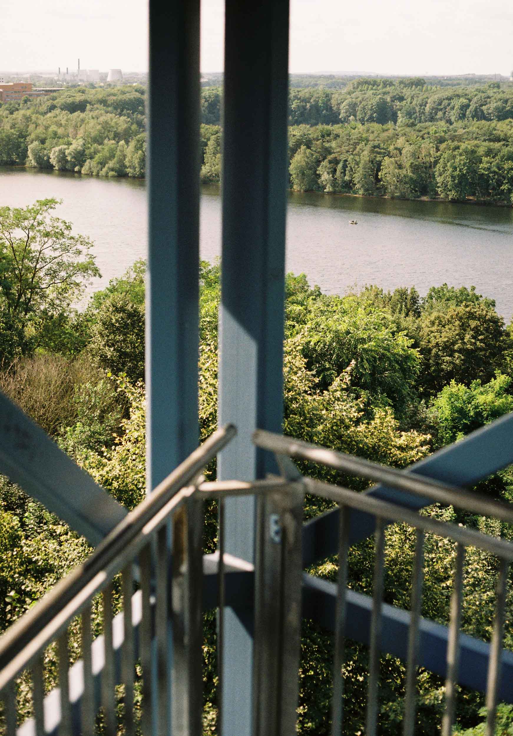 Das Foto zeigt den Aussichtsturm an der Sechs Seen Platte in Duisburg.