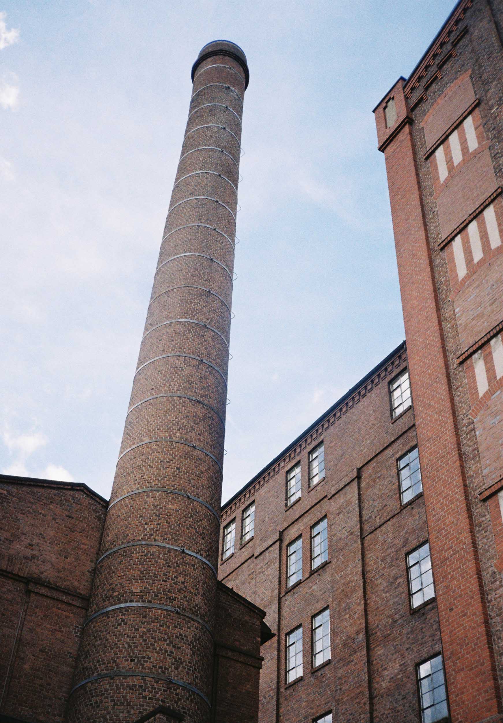 Das Foto zeigt das Museum Küppers Mühle in Duisburg von außen.