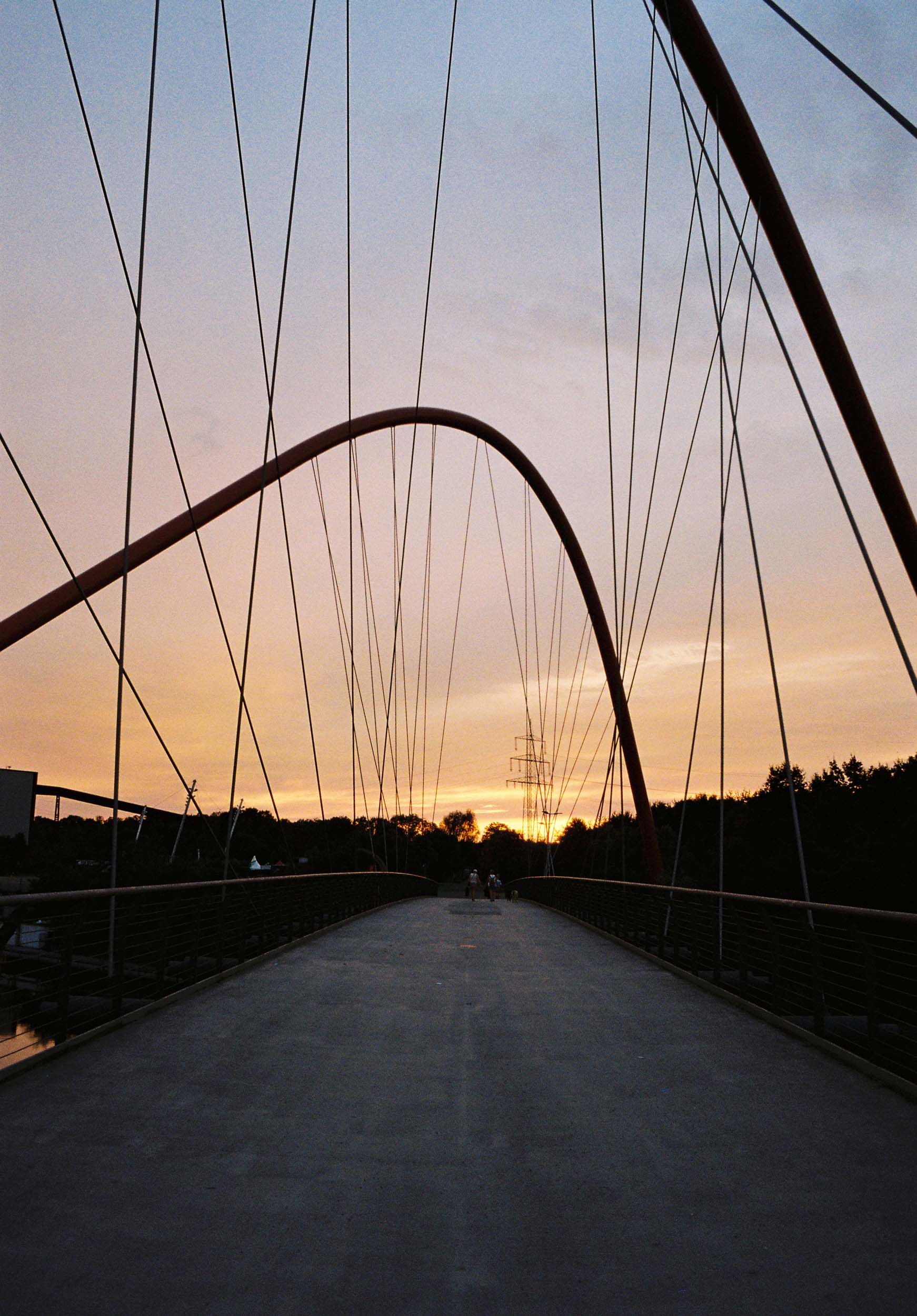 Das Foto zeigt die Doppelbogenbrücke im Nordsternpark in Gelsenkirchen.