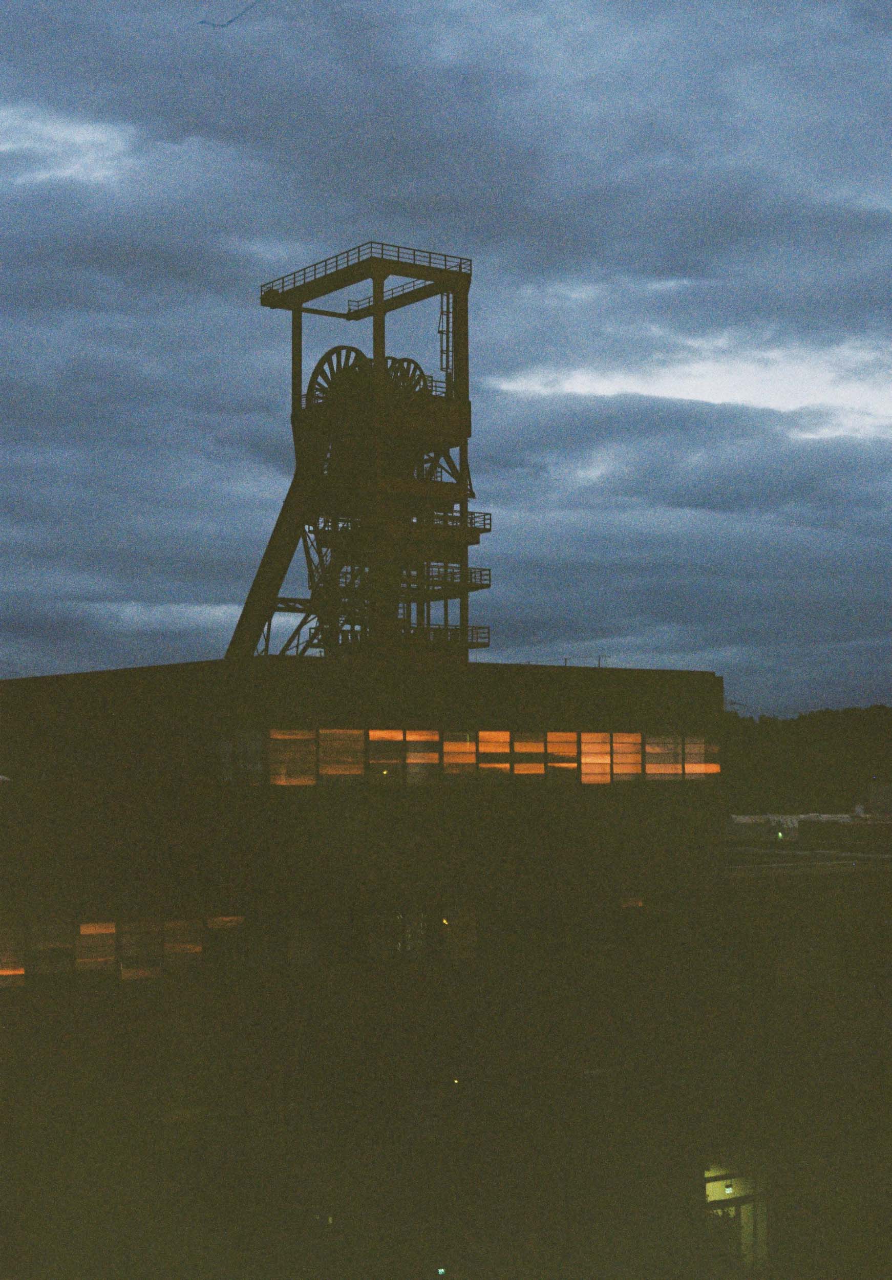 Das Foto zeigt den Nordsternpark in Gelsenkirchen bei Nacht.