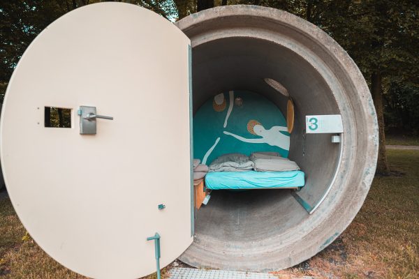 Das Foto zeigt das Röhrenhotel im Bernepark in Bottrop.