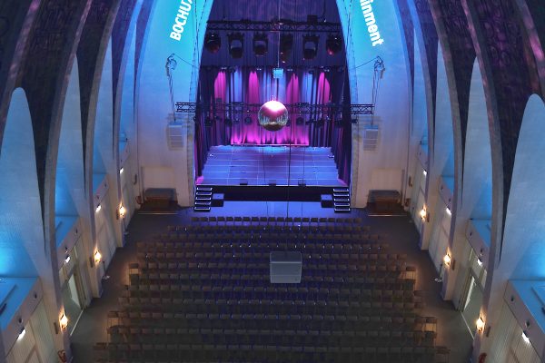Das Foto zeigt die Eventkirche in Gelsenkirchen Ückendorf von Innen.