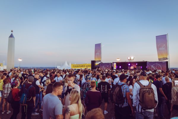 Das Foto zeigt das Sunset Picknick Festival oben auf der Halde Hoheward.