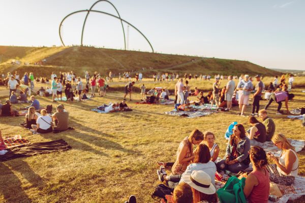 Das Foto zeigt das Sunset Picknick Festival oben auf der Halde Hoheward.