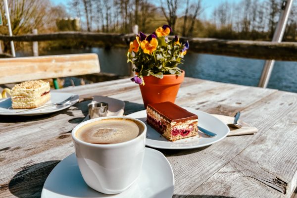 Das Bild zeigt das Cafe am Weiher in Kamp-Lintfort