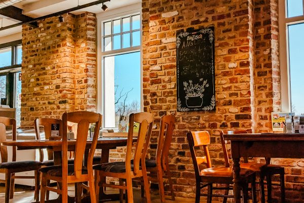 Das Bild zeigt das Cafe am Weiher in Kamp-Lintfort