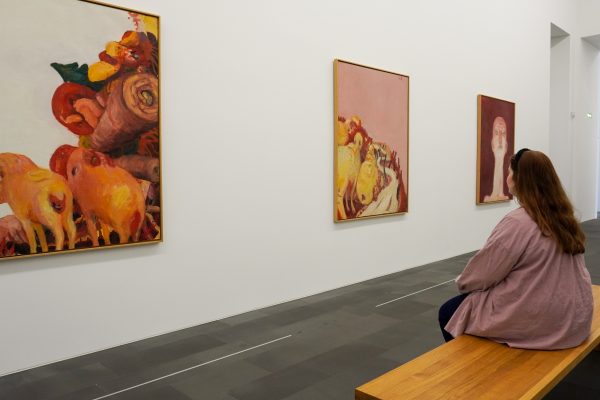 Das Bild zeigt eine Person im Museum Küppersmühle in Duisburg