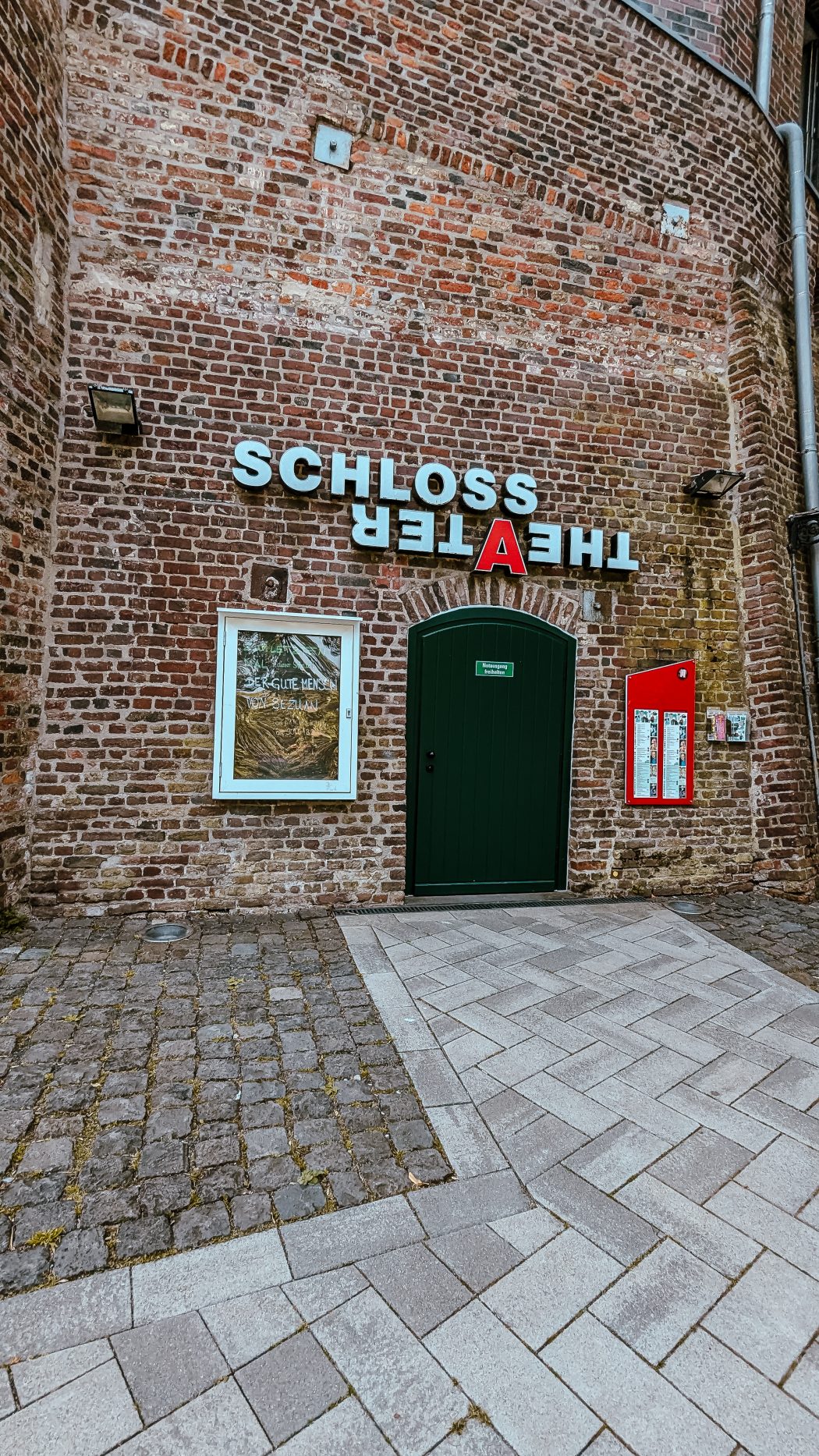 Das Bild zeigt das Schlosstheater in Moers