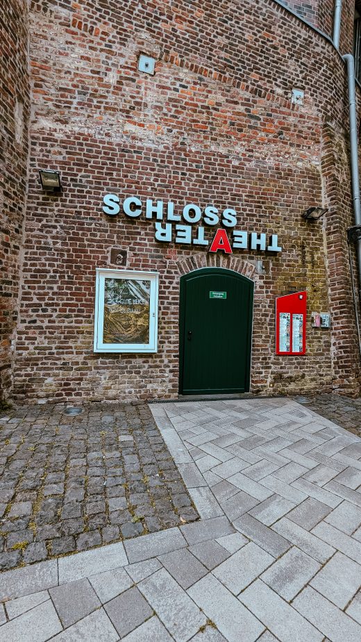 Das Bild zeigt das Schlosstheater in Moers