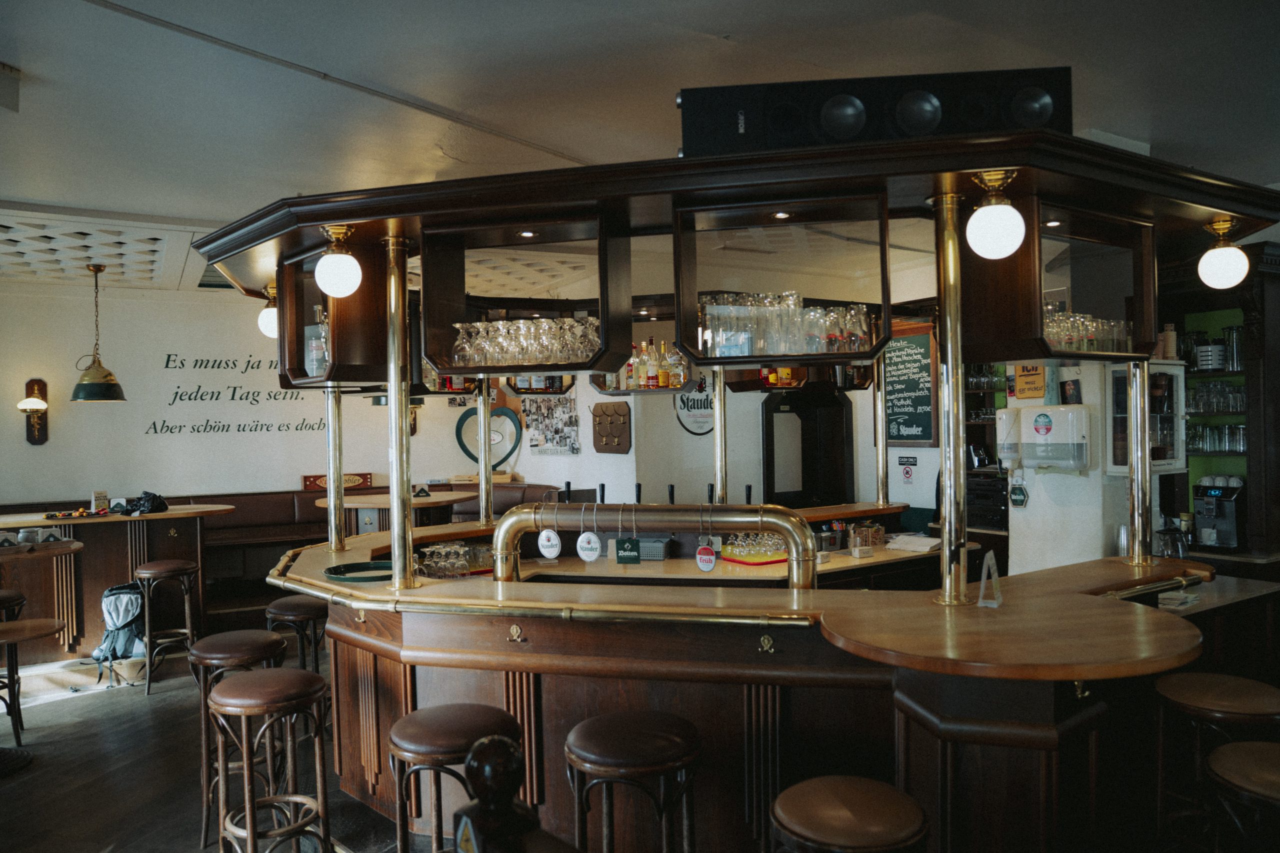Das Foto zeigt die Kneipe Wirtshaus RÜ in Essen.