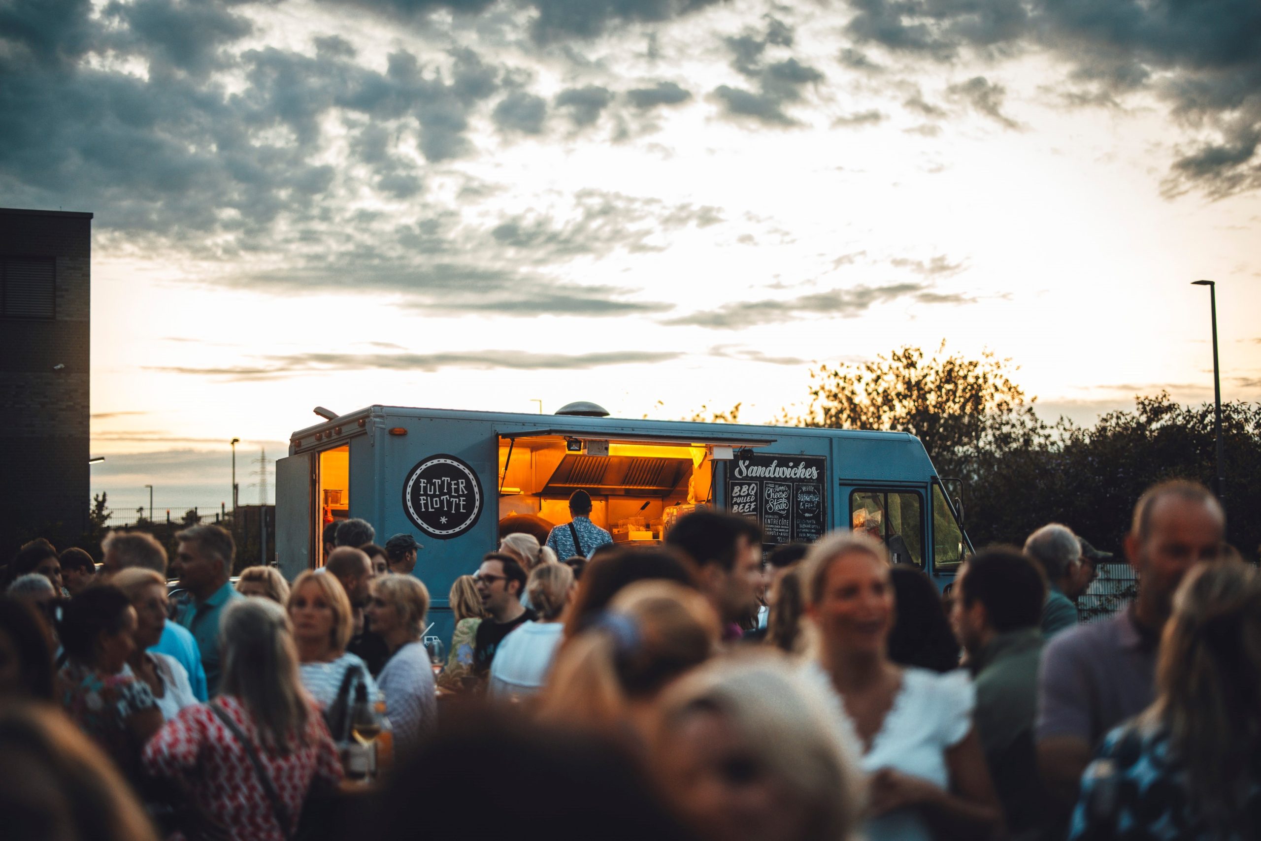 Das Foto zeig das Weinfest WeinDoch an der Alten Dreherei in Mülheim an der Ruhr