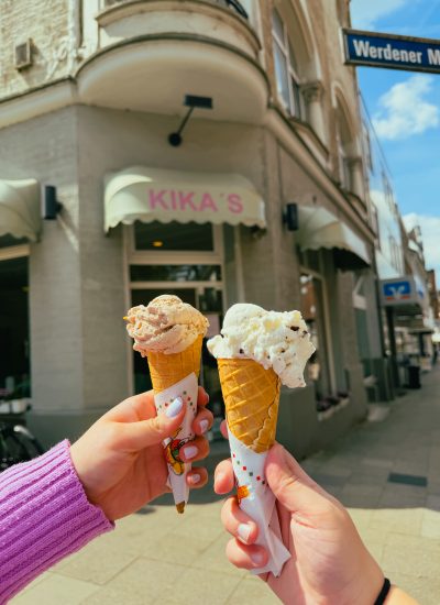 Dieses Foto wurde in Essen Werde aufgenommen, es zeig das Eiscafé Kikas.