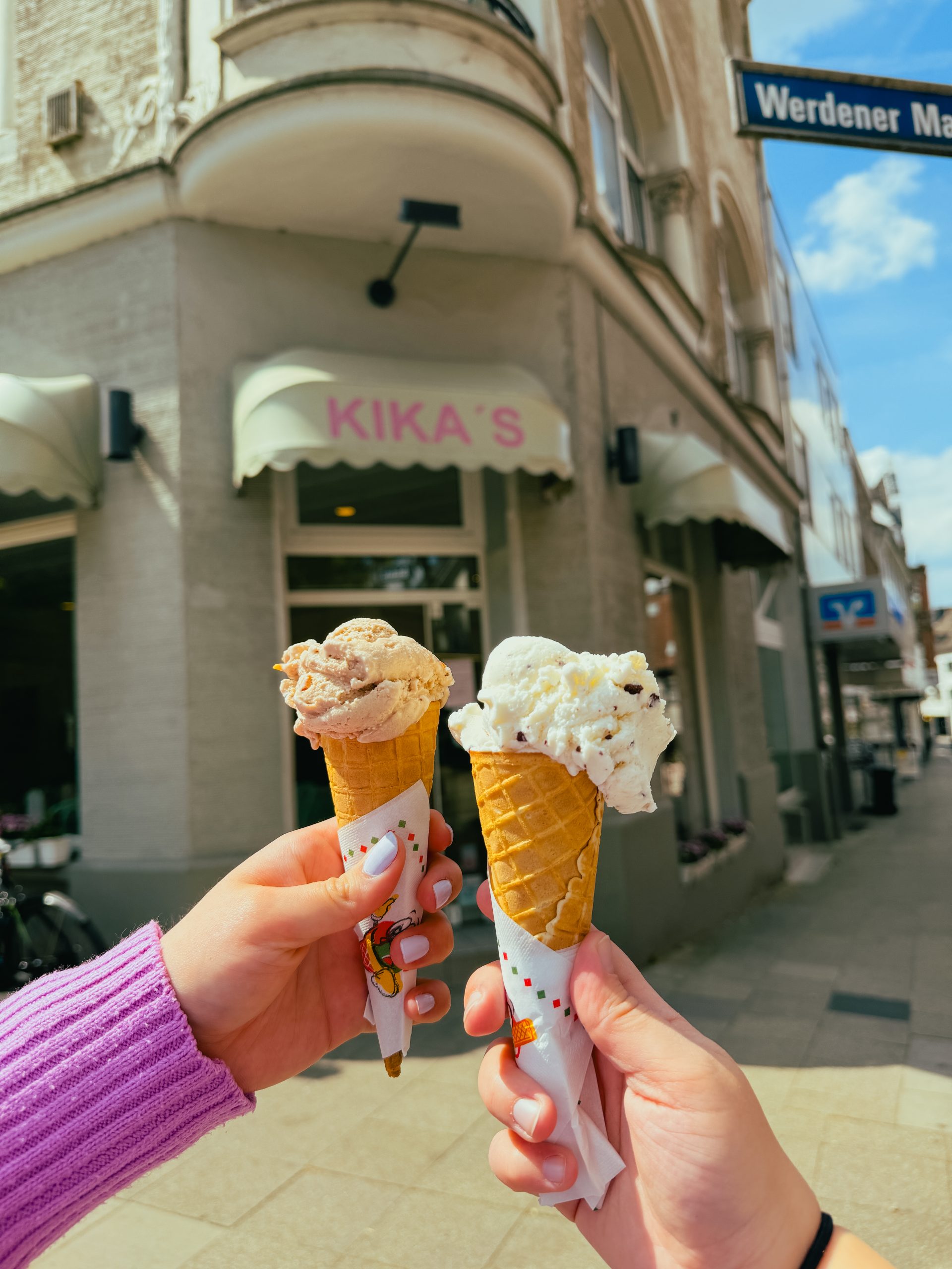 Dieses Foto wurde in Essen Werde aufgenommen, es zeig das Eiscafé Kikas.