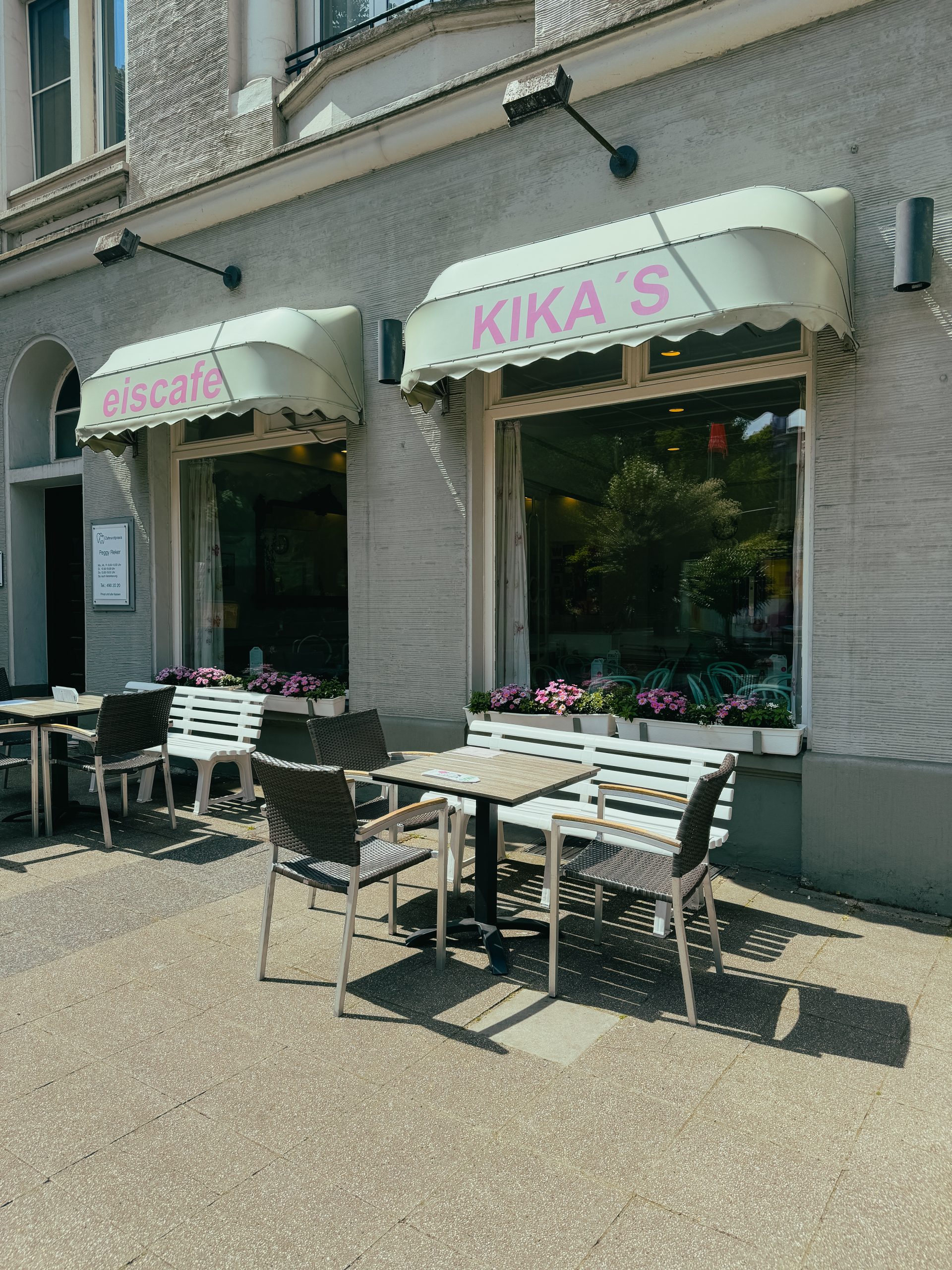 Dieses Foto wurde in Essen Werde aufgenommen, es zeig das Eiscafé Kikas.