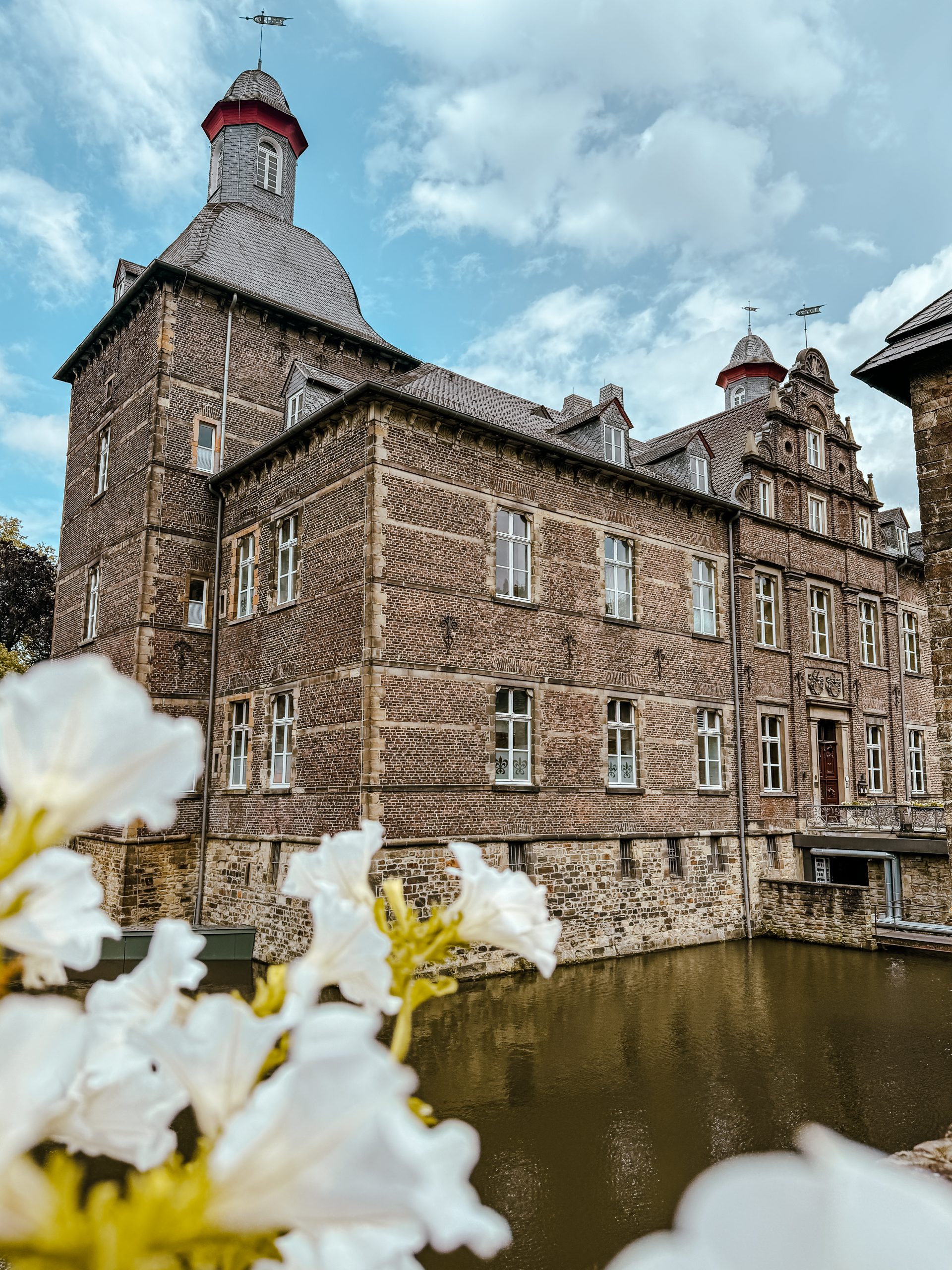 Das Foto zeigt das Schloss Hugenpoet in Essen.
