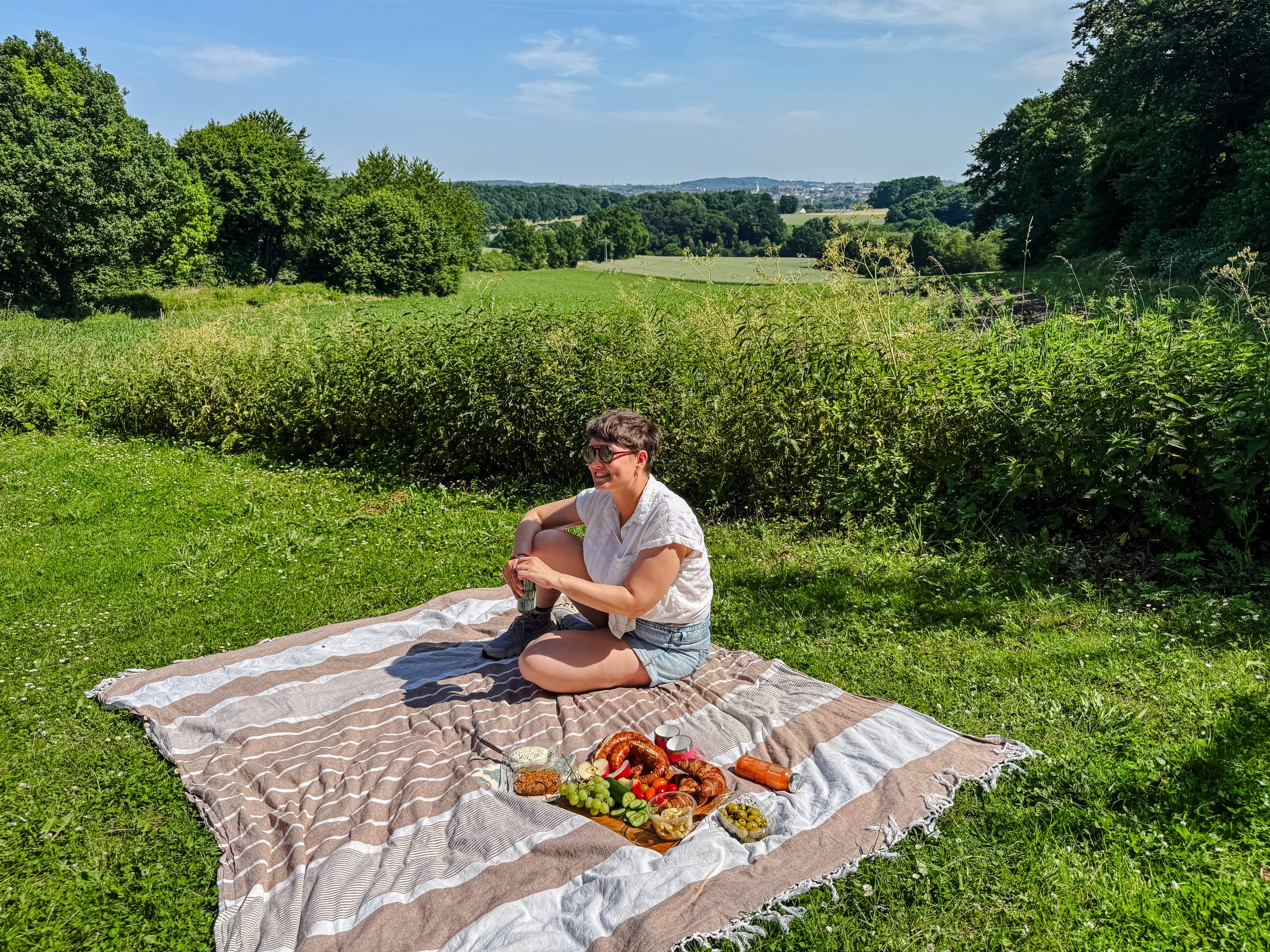 Das Foto zeigt ein Picknick im Muttental in Witten.